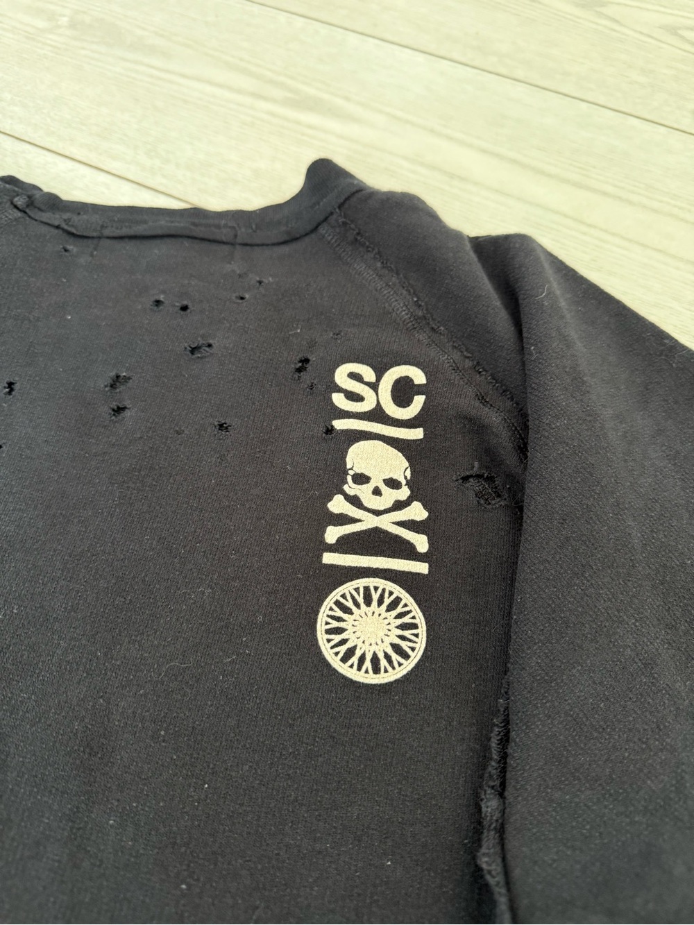 SoulCycle distressed crewneck sweatshirt black white skull active casual medium - Picture 9 of 9